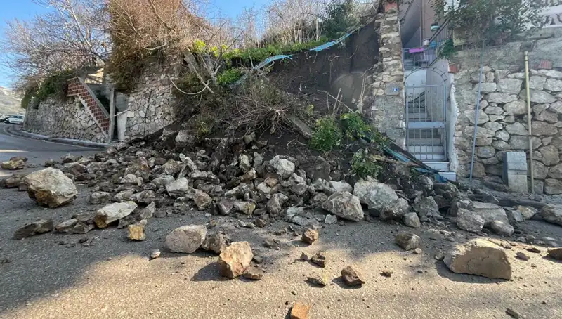 İstinat Duvarı Yola Çöktü: Şehrin Kalbinde Güvenlik Tehlikesi