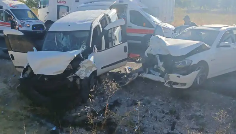 Nevşehir’de Korkunç Trafik Kazası: 14 Yaralı, Araçlar Pert Oldu