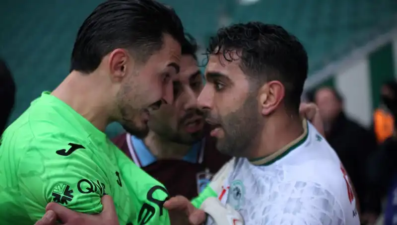 Konyaspor-Trabzonspor Maçında Gerilim Tavan Yaptı: Futbolcular Arasındaki Kavga