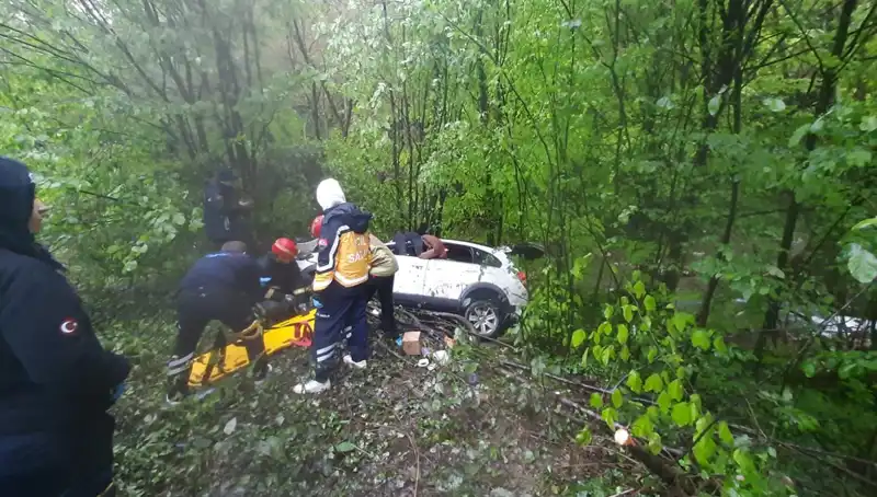 Direksiyon Kontrolü Kayboldu: Ormana Uçan Araçta Can Pazarları