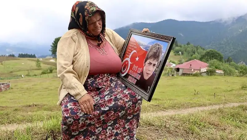 DEM Parti, Eren Bülbül'ün Annasına Bayram Ziyaretinde Bulundu