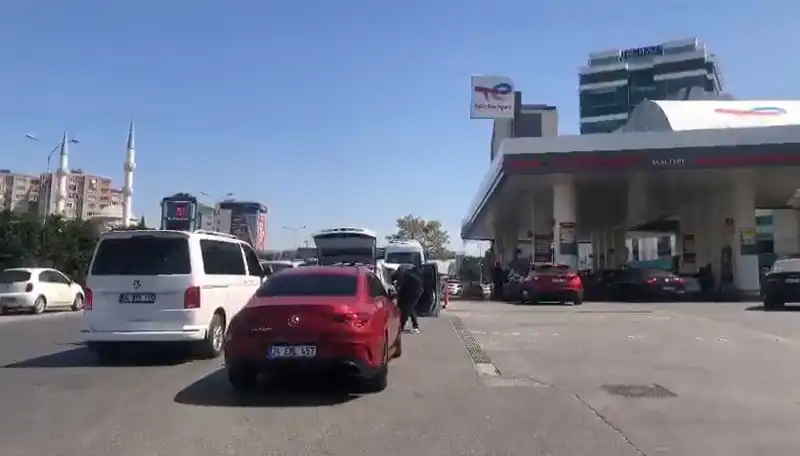 Deprem Sonrası Akaryakıt İstasyonlarında Neler Oluyor? Kuyruklar Bitmek Bilmiyor!