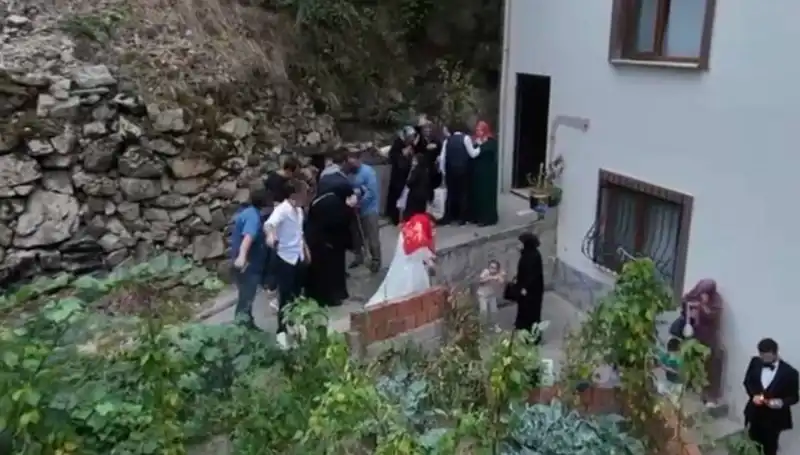 Düğün Davetine Kırmızı Halelere Yolculuk: Kurşunlar Açık Hedefte