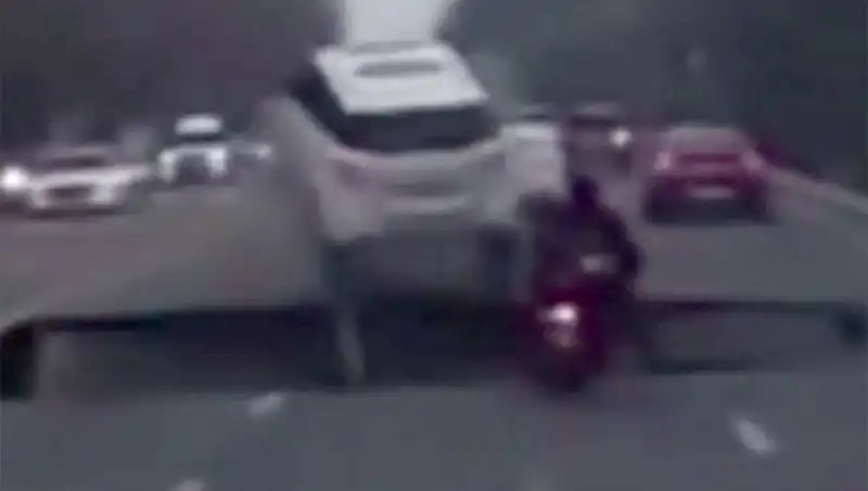 Güney Kore Otoyolunda Oluşan Dev Çukur Motosiklet Yuttu: Flaşyla Başlayan Kriz