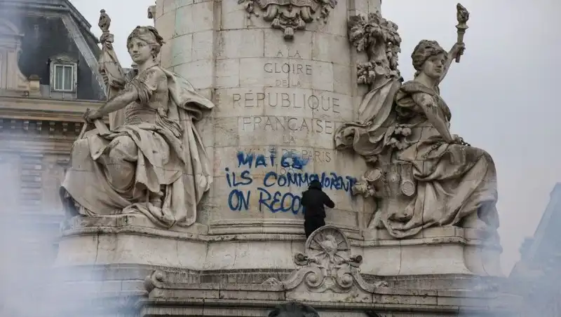 Paris, Duvarlarına Savaş Açarak Graffiti Sanatına Nokta Koyuyor
