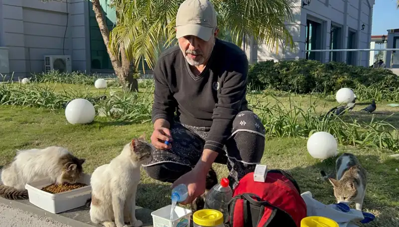 59 Yaşındaki Adamın Günde 8 Kilometre Yürüyüşü: Merhametle Dolu Bir Hayat