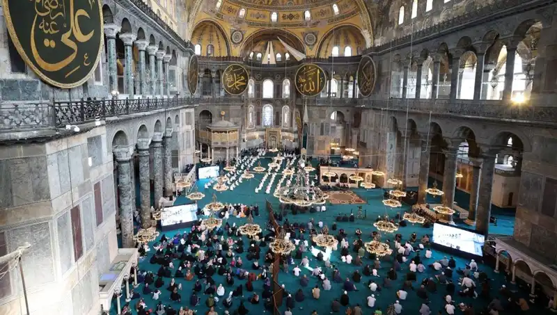 Ayasofya'nın Kapısını Kıran Sanığa Verilen Hapis Cezası ve Yasal Süreç