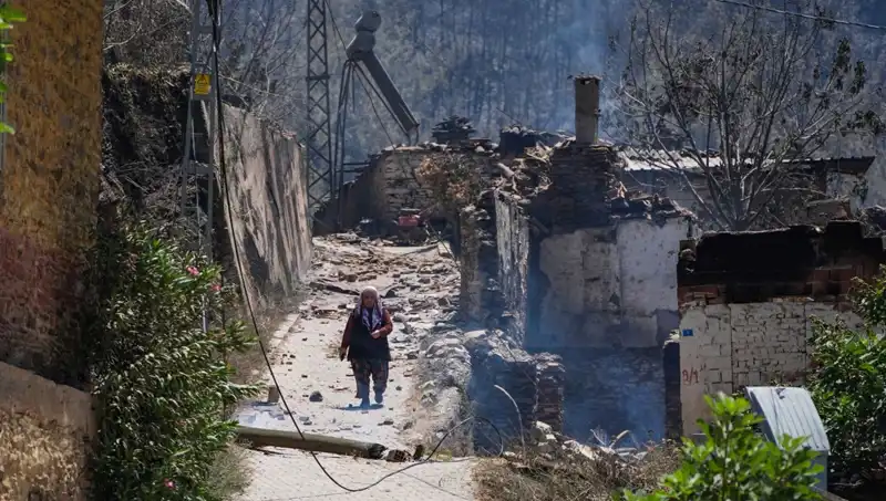 İzmir ve Bilecik'teki Yangınlar: 415 Bina Küllere Karıştı