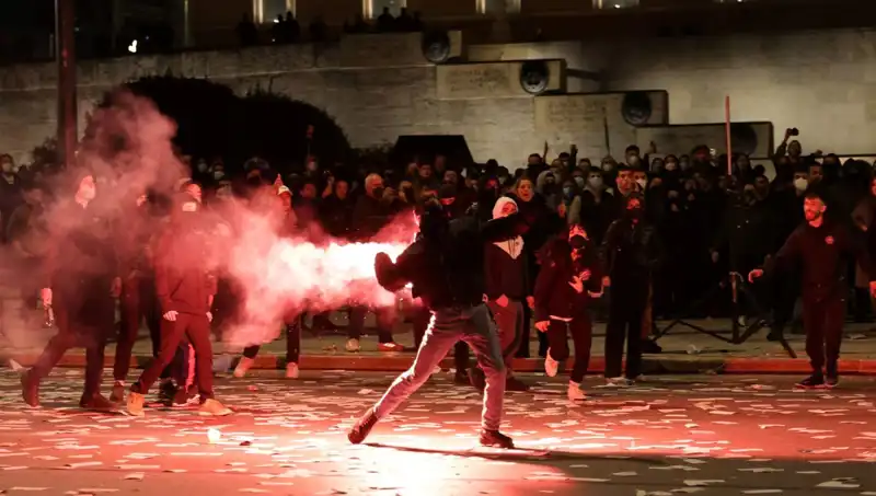 Yunanistan’da Gensoru Krizi: Atina Sokaklarında Protesto Gösterileri Patlak Verdi!