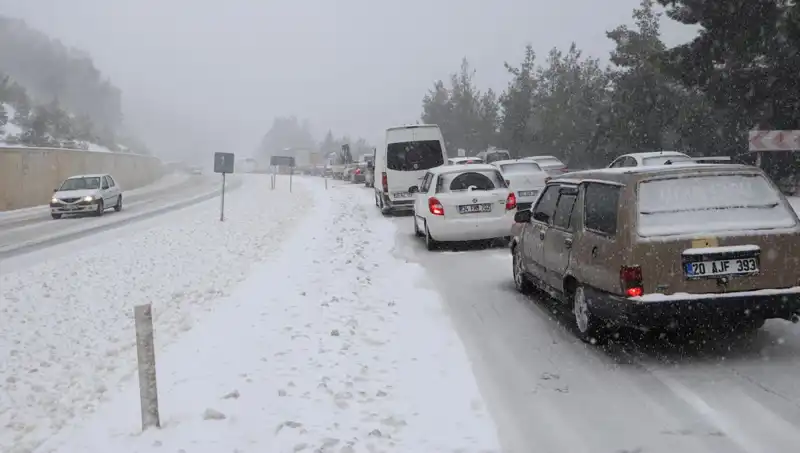 Kar Yağışı Denizli-Antalya Yolunu Felç Etti: Trafik Kilitlendi!