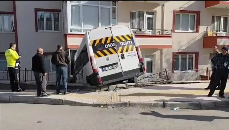 Okul Servisi Balkona Girdi: İki Öğrenci Yaralandı, Olayın Ayrıntıları Ortaya Çıktı