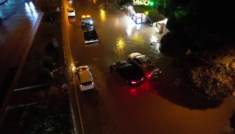 Adana'da Şiddetli Yağışlar Hayatı Olumsuz Etkiledi: Cadde ve Yollar Sular Altında!