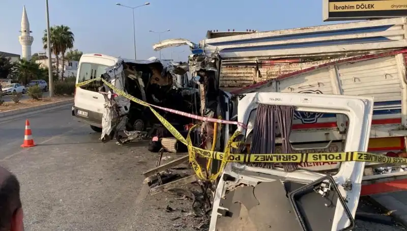Mersin'de Tatil Yolunda Feci Kaza: İki Ölü, 10 Yaralı İfadesiyle Korkunç Bilançoyu Açıklıyoruz