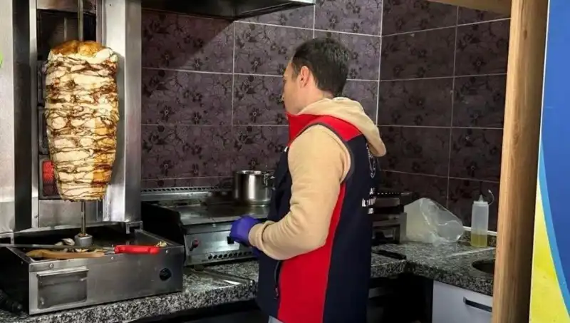 Tavuk Döner Alarmı: İşletmelere Güvenlik Baskınları Hız Kesmeden Devam Ediyor