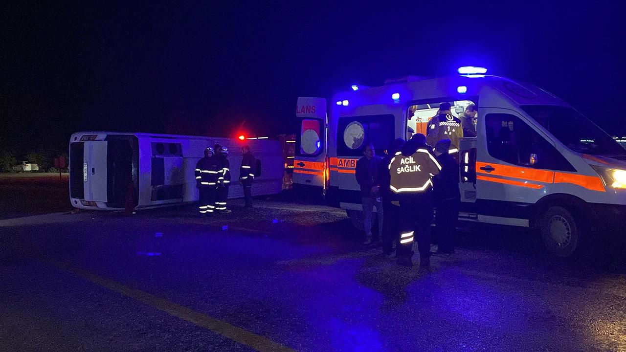 Midibüs Devrildi: 24 Yaralı Var