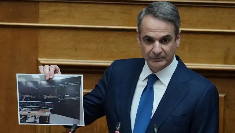 Yunanistan'da Siyasi Sarsıntı: Miçotakis Hükümeti Protestolar Karşısında Çökme Noktasında