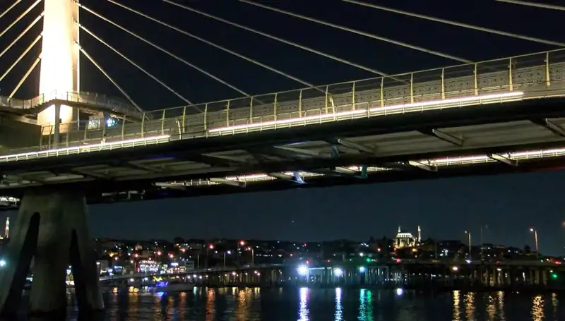 Metro Köprüsünden Denize Düşen Kişi Arama Çalışmaları Hızla Devam Ediyor