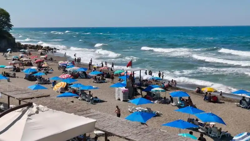 Akçakoca'da Beklenmedik Deniz Yasağı: Nedenleri ve Etkileri