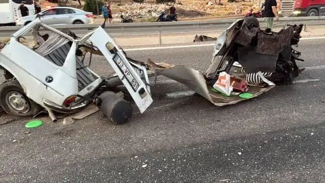 Bariyere Çarpan Araç Kaza Yaptı: Biri Hayatını Kaybetti, Biri Yaralandı