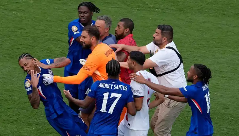 Dev Finalde Gergin Anlar: Teknik Direktör Futbolcuya Yumruk Attı!