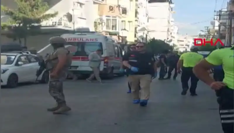 İzmir'de Karakola Düzenlenen Silahlı Saldırıda İki Polis Şehit Oldu