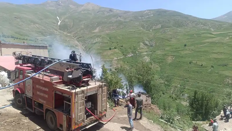 Van'da Trajik Ev Yangını: Küçük Bir Çocuk Hayatını Kaybetti