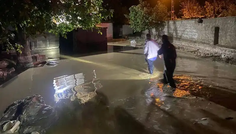 20 Dakikalık Yağış, Mahallede Felakete Neden Oldu: Evin Çökmesi ve Hızlı Tahliyeler