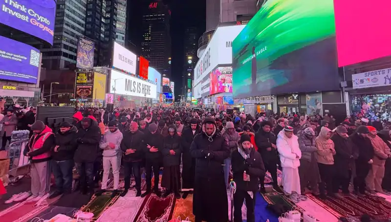 New York Times Meydanı’nda Tarihi Teravih Namazı: Binlerce Kişi Bir Araya Geldi