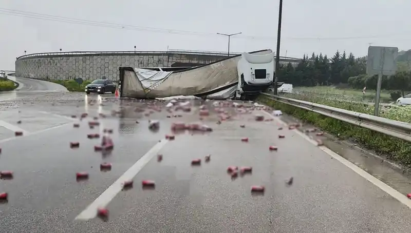 TIR Devrildi, Yolda İçkiler Saçıldı: Olay Anı Gözler Önünde