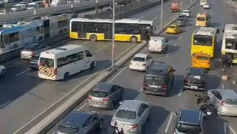 İstanbul'da İETT Otobüsü Paniğe Neden Olan Kazaya Karıştı