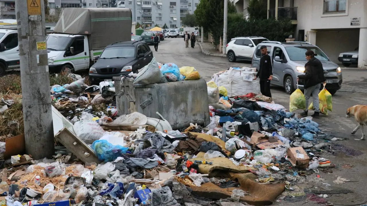 İzmir Sokaklarında Çöp Sorunu Büyüyor: Temizlik Hizmetlerinde Aksama Yaşandı
