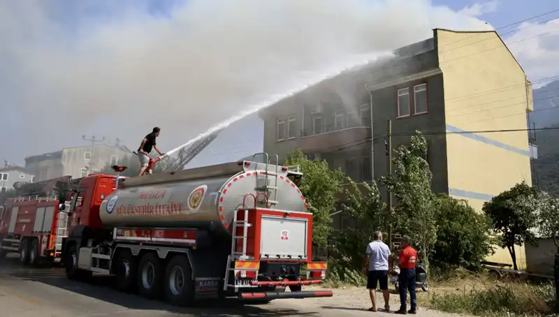 Çatı Katında Patlayan Yangın Paniğe Neden Oldu: Mahallede Geniş Güvenlik Önlemleri Alındı