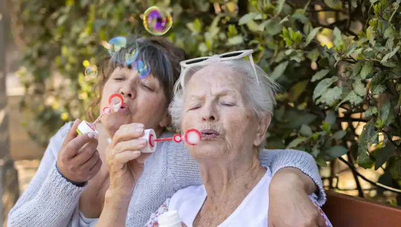 100 Yaşına Gelen İki Kadın: Uzun Yaşamın Sırrı Diyet ve Egzersiz Değil!
