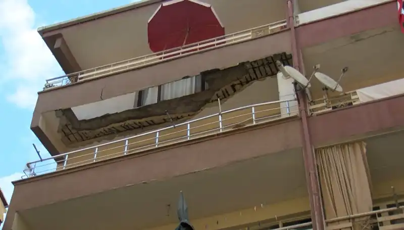 Güngören'de Şok Edici Olay: Beş Katlı Binanın Balkonu Aniden Çöktü
