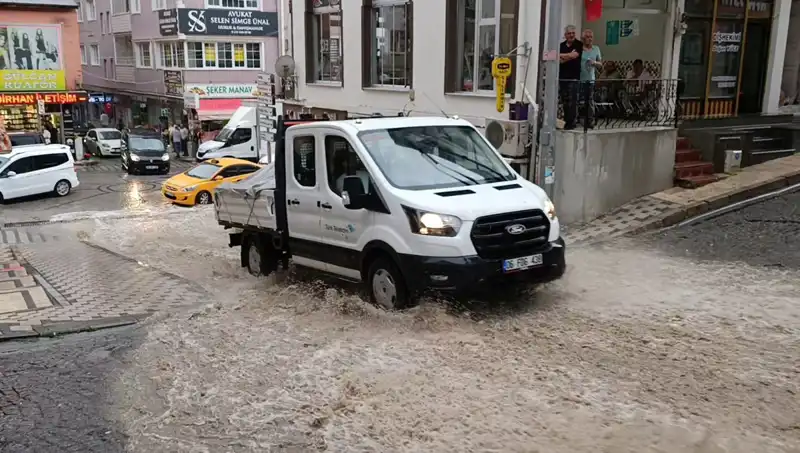 Ani Yağışlar Hızla Su Baskınlarına Yol Açtı: Şehirler Alarmda