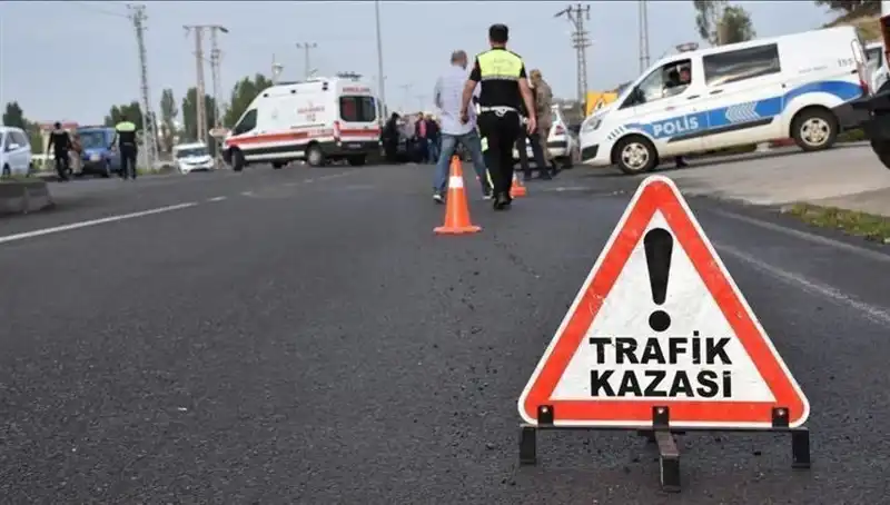 Antalya'da Otomobil Kanala Devrildi: İki Yaralı Hastaneye Kaldırıldı