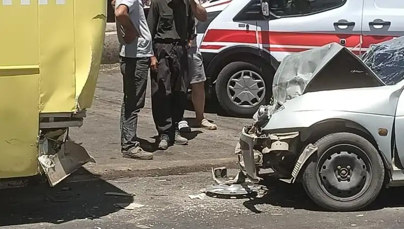 Halk Otobüsü ve Otomobil Çarpıştı: İki Yaralı, Güvenlik Kameralarında Anbean Görüntü