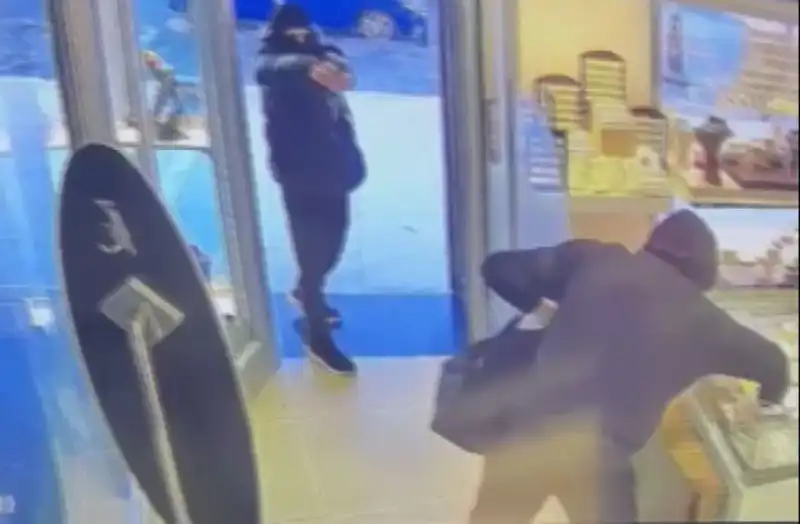 Ümraniye'de Maskeli Soygun Girişimi: 5 Kişilik Çetenin Saldırısı