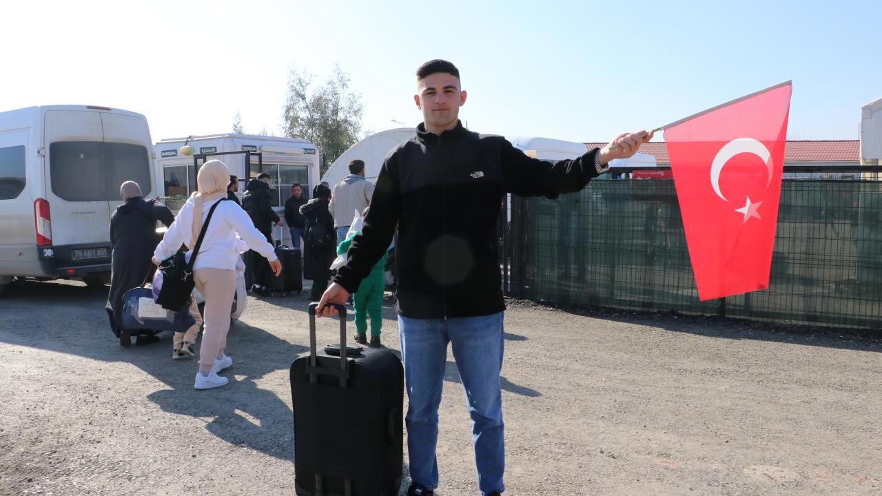 Suriye'ye Türk bayrağıyla dönen Abdulkadir'in sözleri yankı buldu