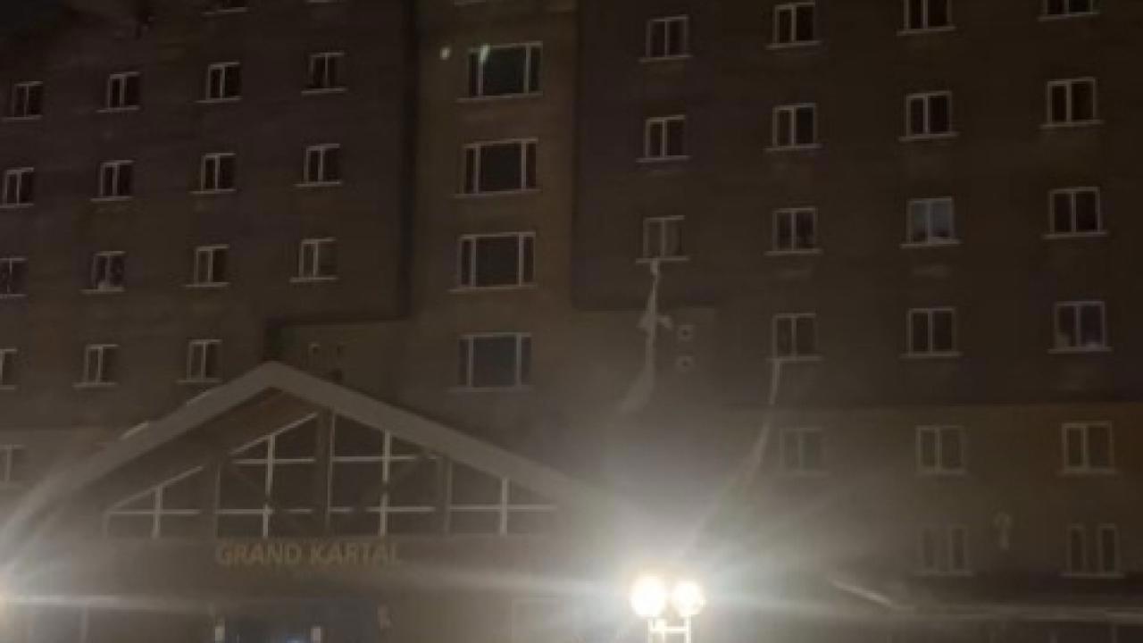 Otelde Yangın Çıktı, Misafirler Panik İçinde Kaçıştı