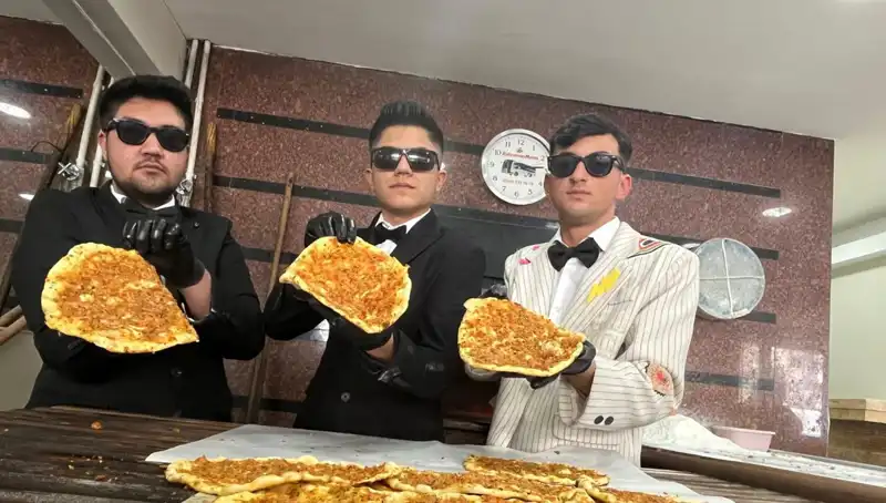 Takım Elbiseli Fırıncılar, Şaşkınlık İçindeki Şehirde Eşsiz Bir İstasyona İmza Attı