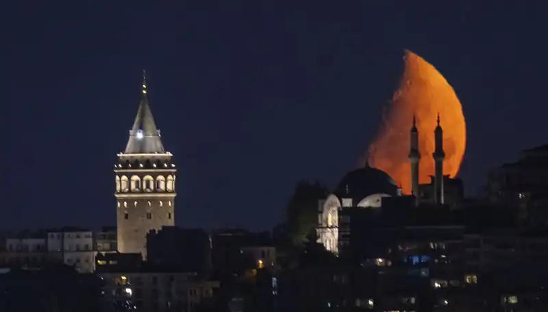 İstanbul’da Yarım Ayın Büyüsü: Şehrin Gece Manzarasını Değiştiriyor