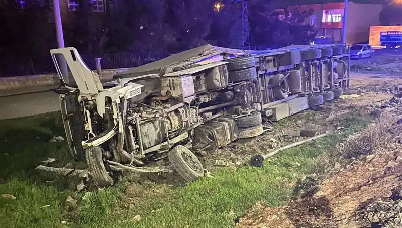TIR Kazası: Devrilen Araçta 6 Yaralı, Güvenlik Önlemleri Sorgulanıyor