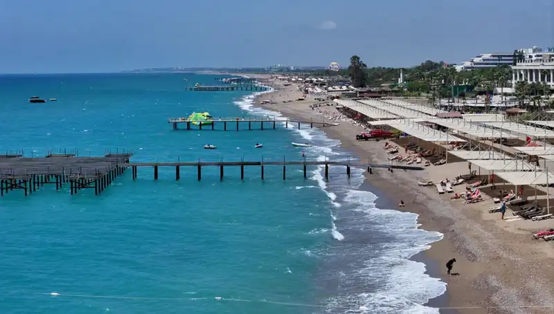 Antalya Sahillerinde Güneşli Hava Yoğunluğu: Yerli ve Yabancı Turistlerin Tercihi